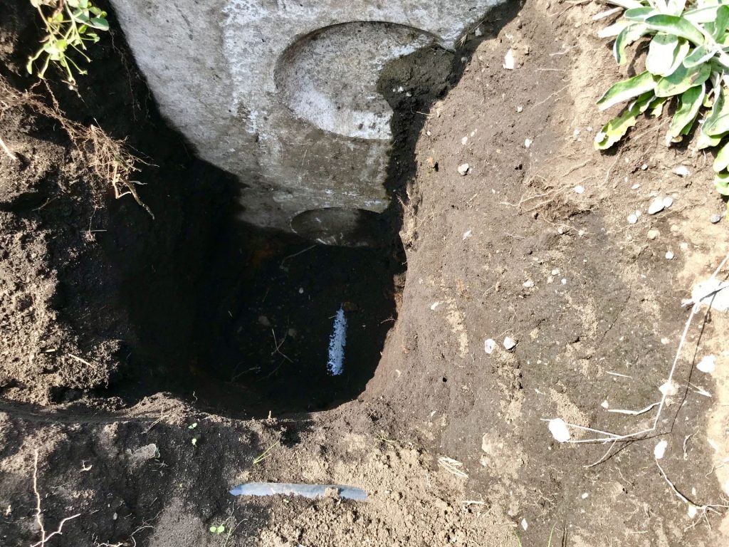 先日掘り当てた排水管です。