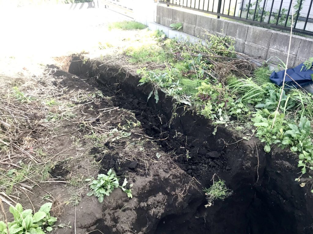 水道管を通す溝も掘りました