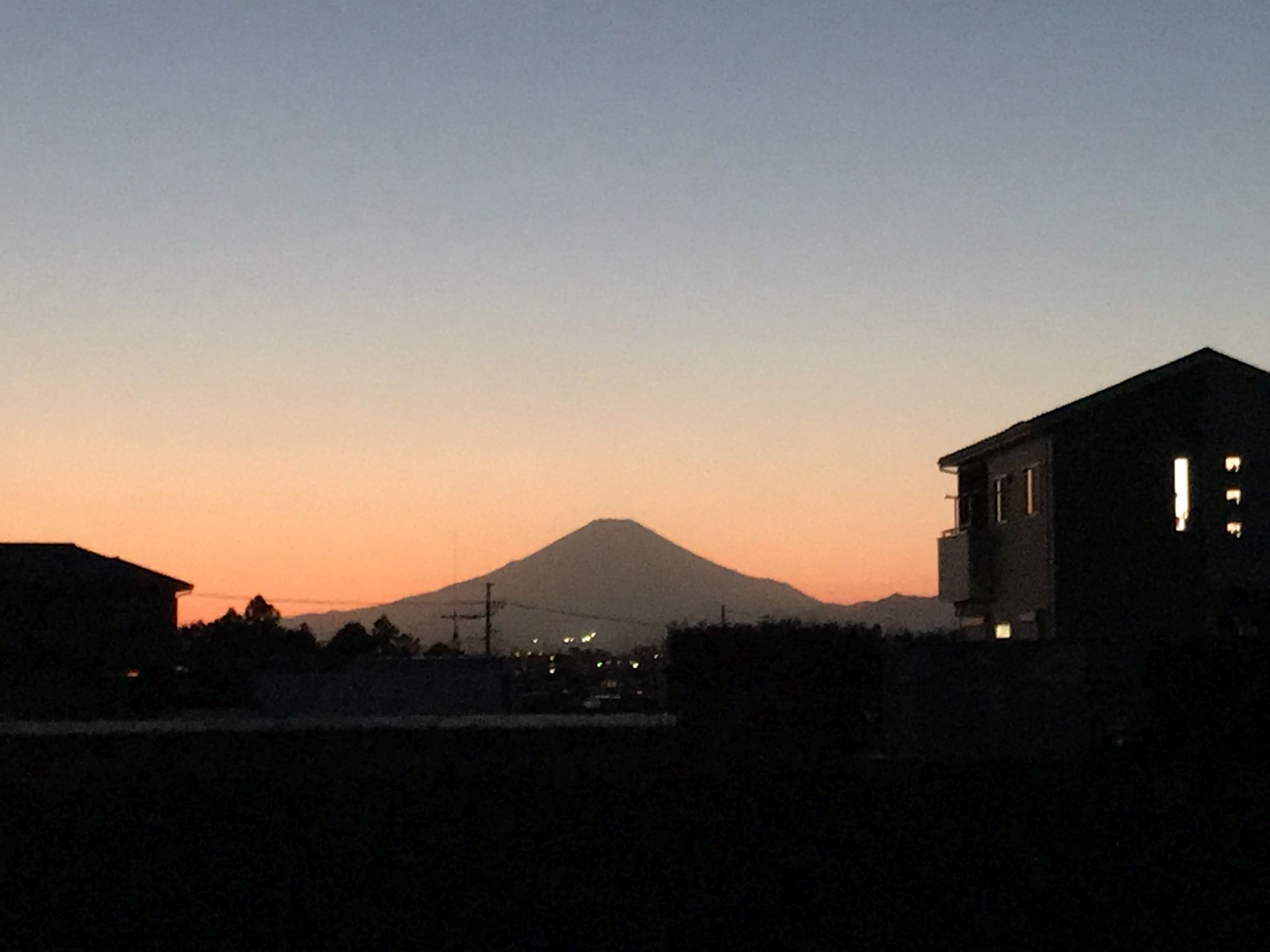 塾が終わる頃には夕焼けに富士山のシルエット・・・美しい