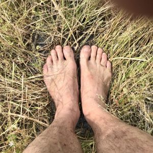 裸足で農作業