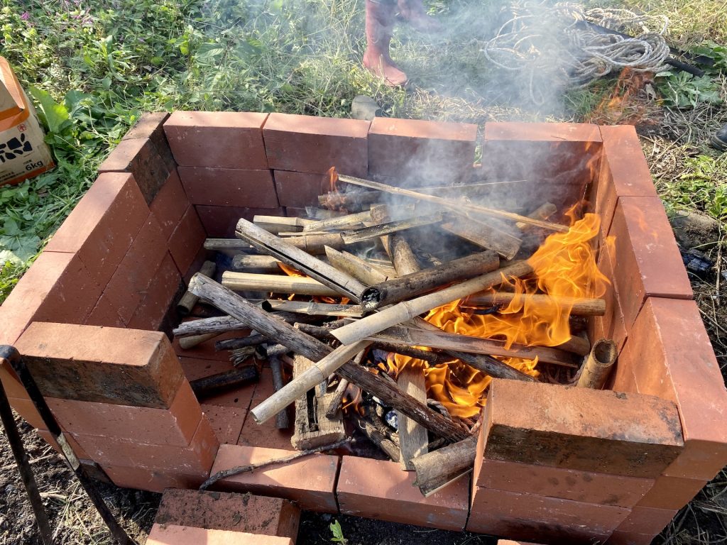 竹を燃やしている写真