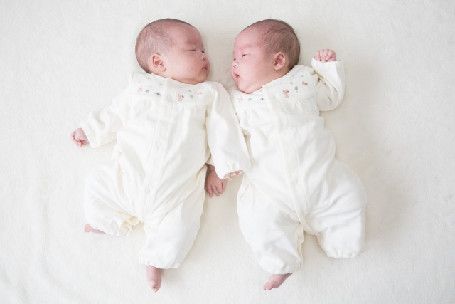 双子の赤ちゃんの写真