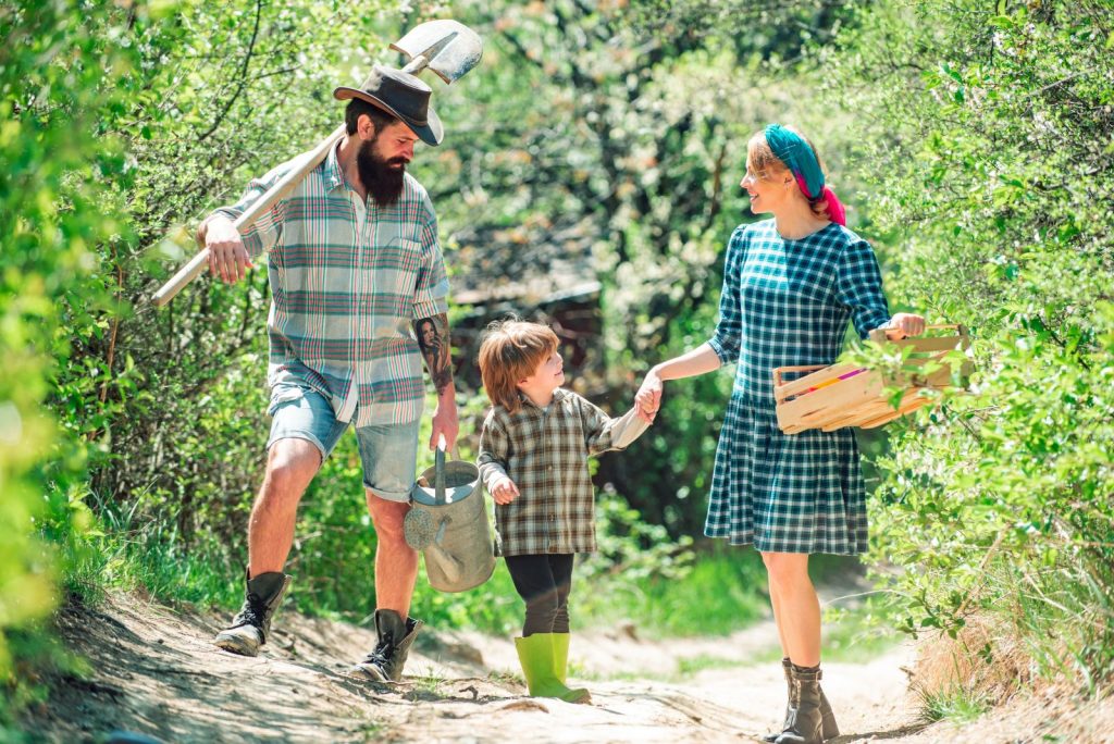 森の中を歩いている家族の写真