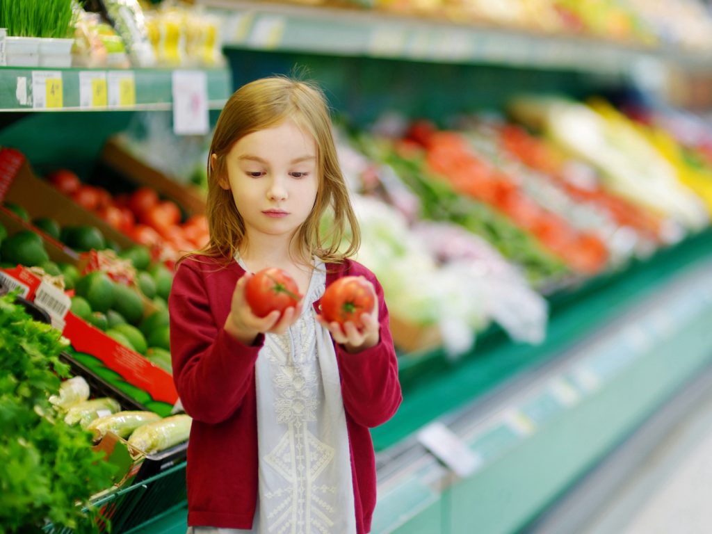 子どもがトマトを選んでいる写真